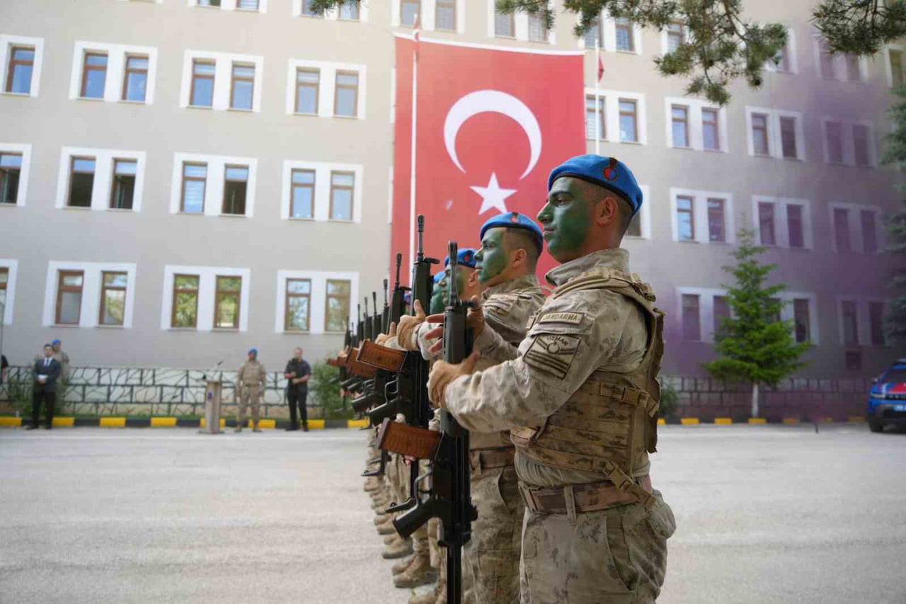 BAYBURT’TA JANDARMA TEŞKİLATININ 187’NCİ YILI TÜFEKLİ GÖSTERİYLE KUTLANDI