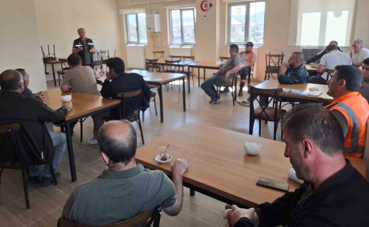 BAYBURT’TA KARAYOLLARI PERSONELİNE AFET FARKINDALIK EĞİTİMİ VERİLDİ