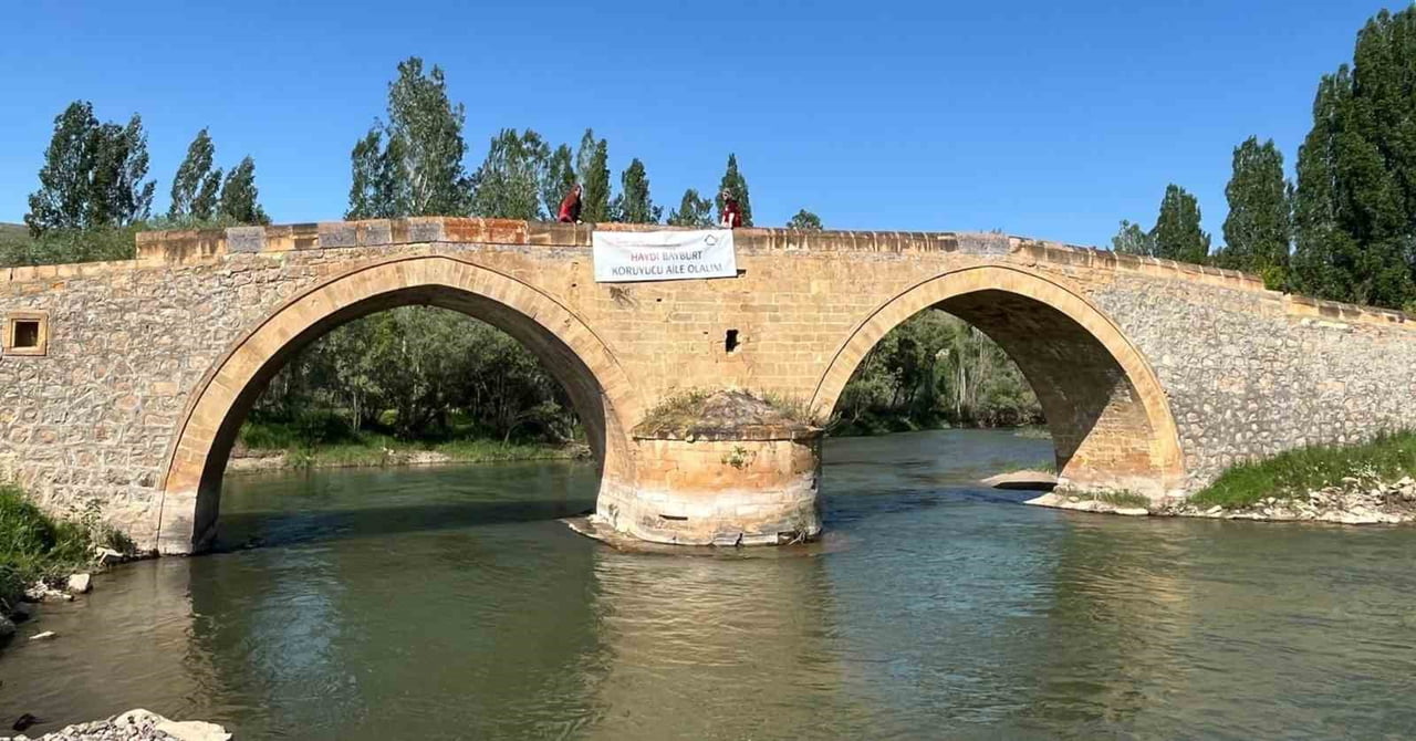 BAYBURT’TA KORUYUCU AİLE FARKINDALIĞI İÇİN SİMGE YAPILARA PANKART ASILDI