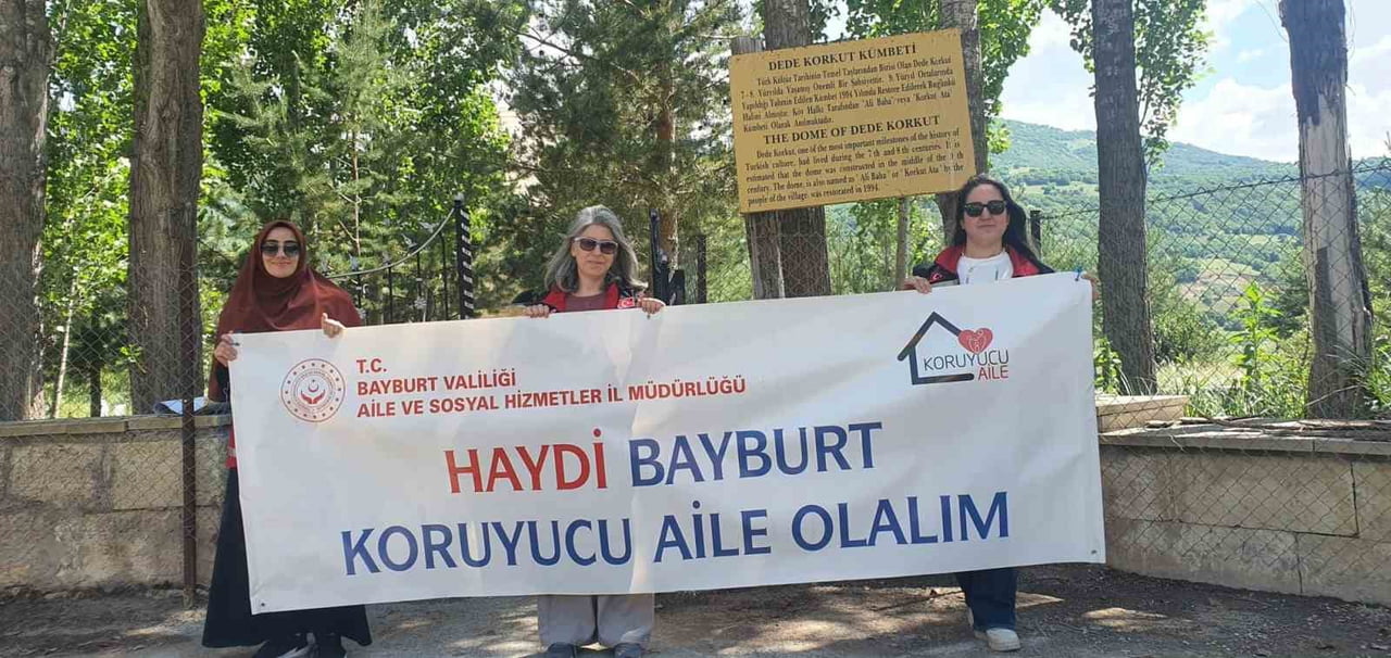 BAYBURT’TA KORUYUCU AİLE FARKINDALIĞI İÇİN SİMGE YAPILARA PANKART ASILDI