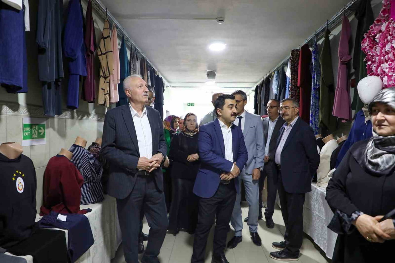 BAYBURT’TA KURSİYERLERİN EL EMEĞİ ÜRÜNLERİ SERGİLENDİ