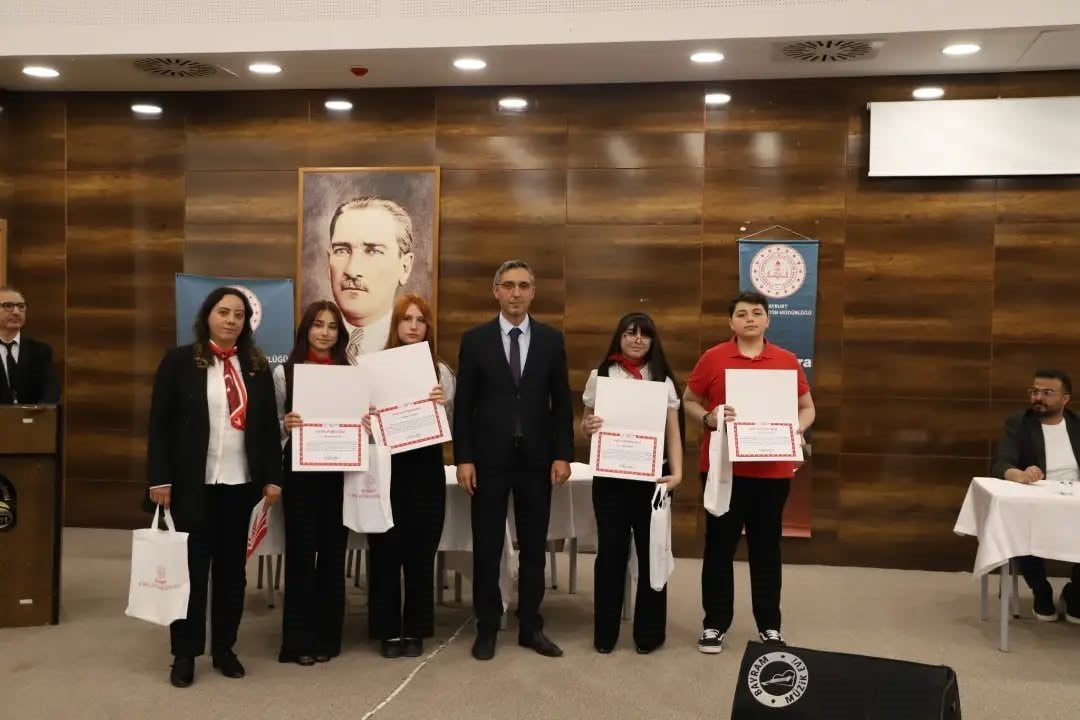 BAYBURT’TA LİSELER ARASI MÜNAZARADA TEKNOLOJİ TARTIŞILDI