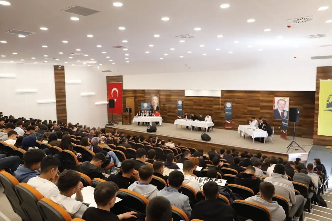 BAYBURT’TA LİSELER ARASI MÜNAZARADA TEKNOLOJİ TARTIŞILDI