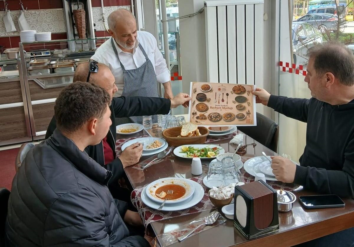 BAYBURT’TA LOKANTALARA YÖRESEL LEZZETLERİ TANITAN SERVİS MATERYALLERİ DAĞITILDI