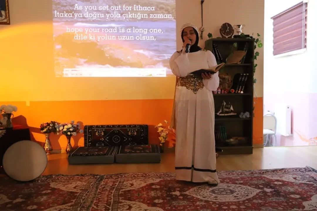 BAYBURT’TA ÖĞRENCİLER FARKLI KÜLTÜRLERİ SAHNEYE TAŞIDI