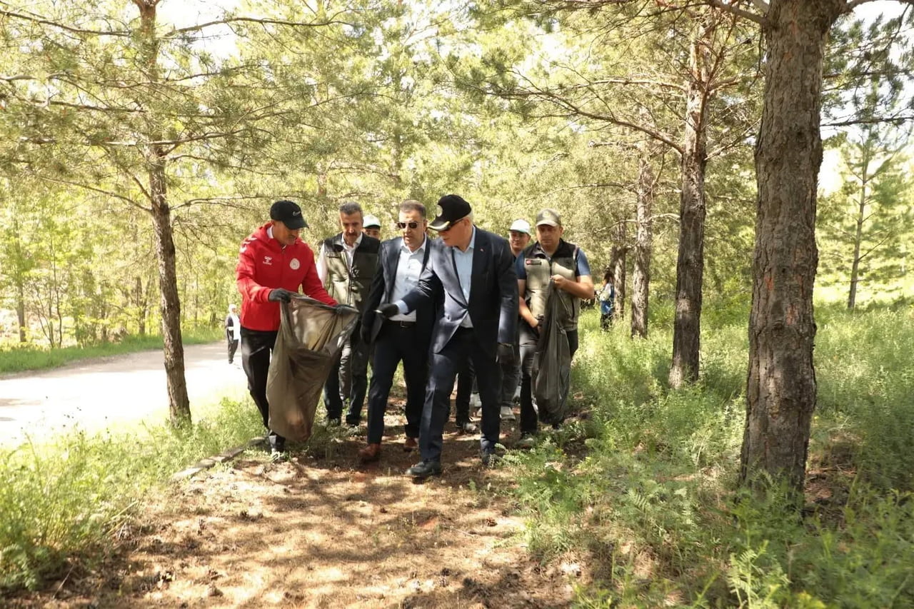 BAYBURT’TA ‘ORMAN BENİM’ ETKİNLİĞİYLE ÇEVRE TEMİZLİĞİ YAPILDI