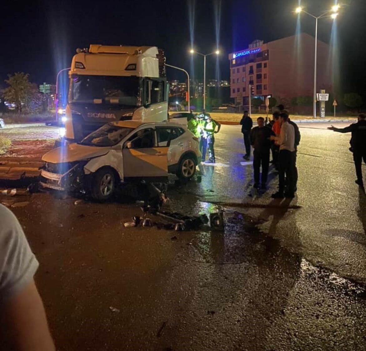 BAYBURT’TA TIR CİPE ÇARPTI: 1 YARALI