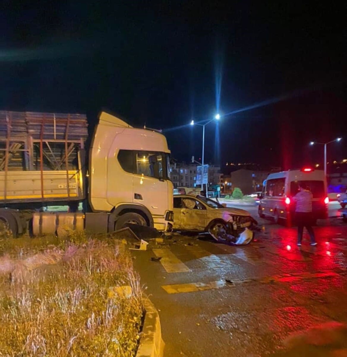 BAYBURT’TA TIR CİPE ÇARPTI: 1 YARALI