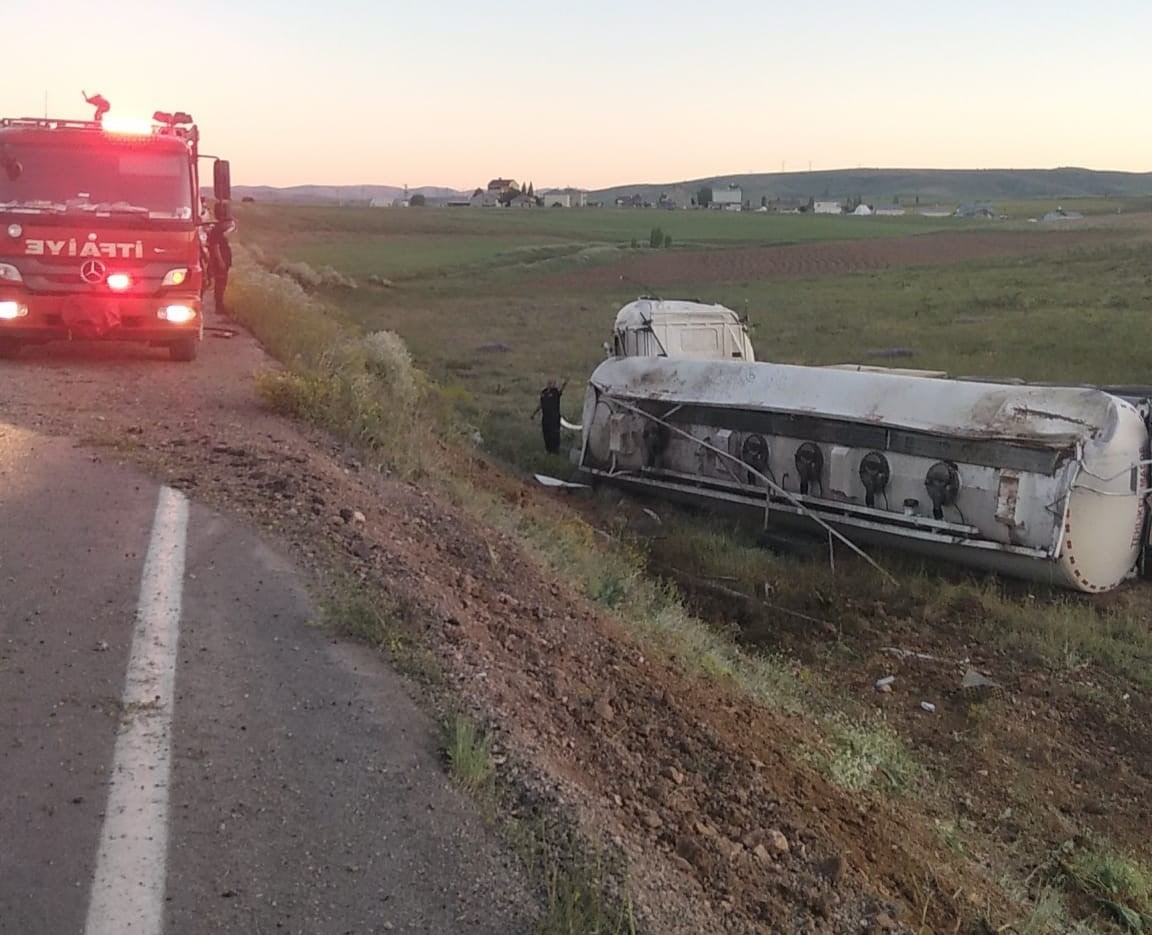 BAYBURT’TA YAKIT YÜKLÜ TANKER DEVRİLDİ: SÜRÜCÜ YARALANDI