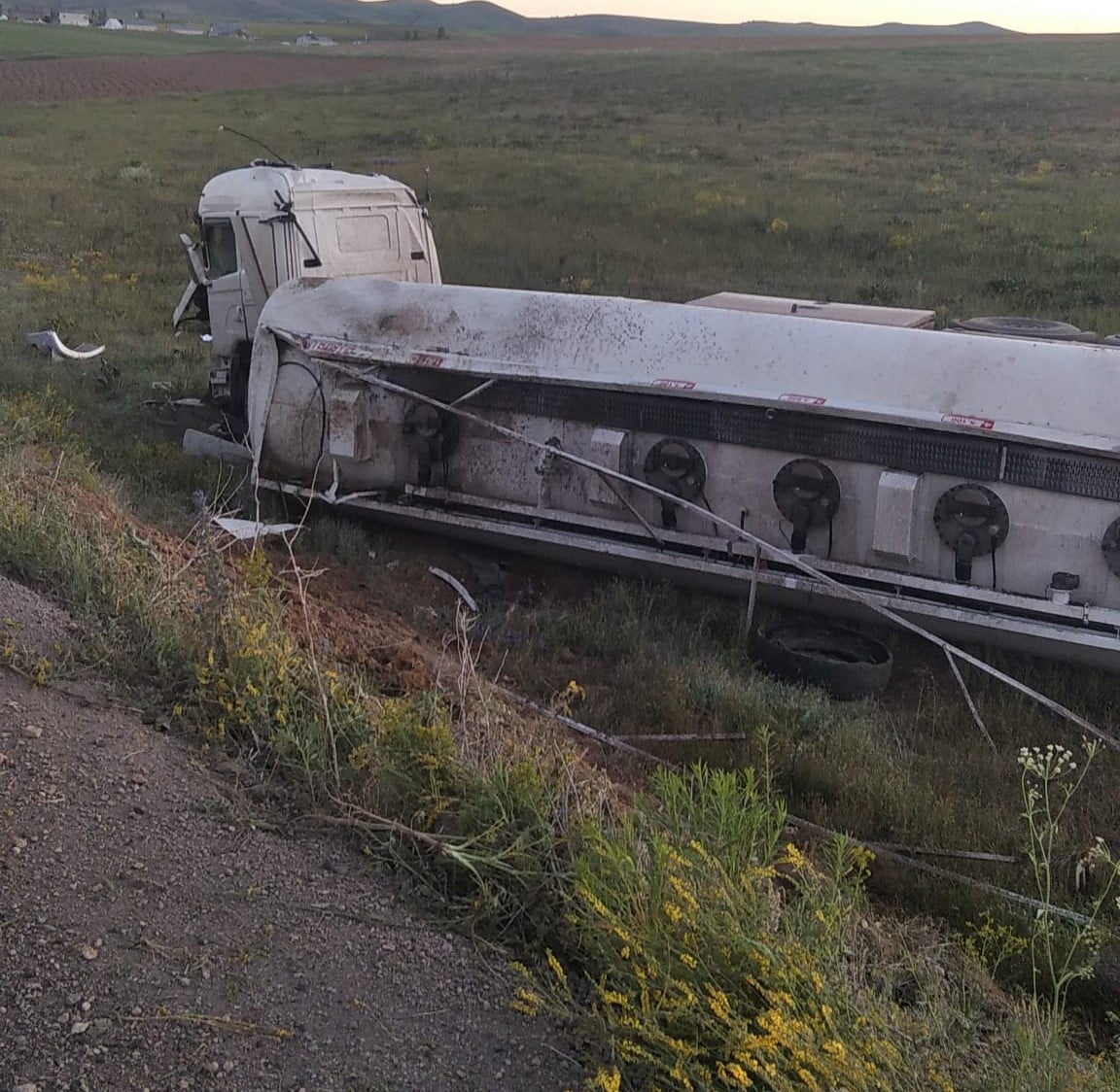 BAYBURT’TA YAKIT YÜKLÜ TANKER DEVRİLDİ: SÜRÜCÜ YARALANDI