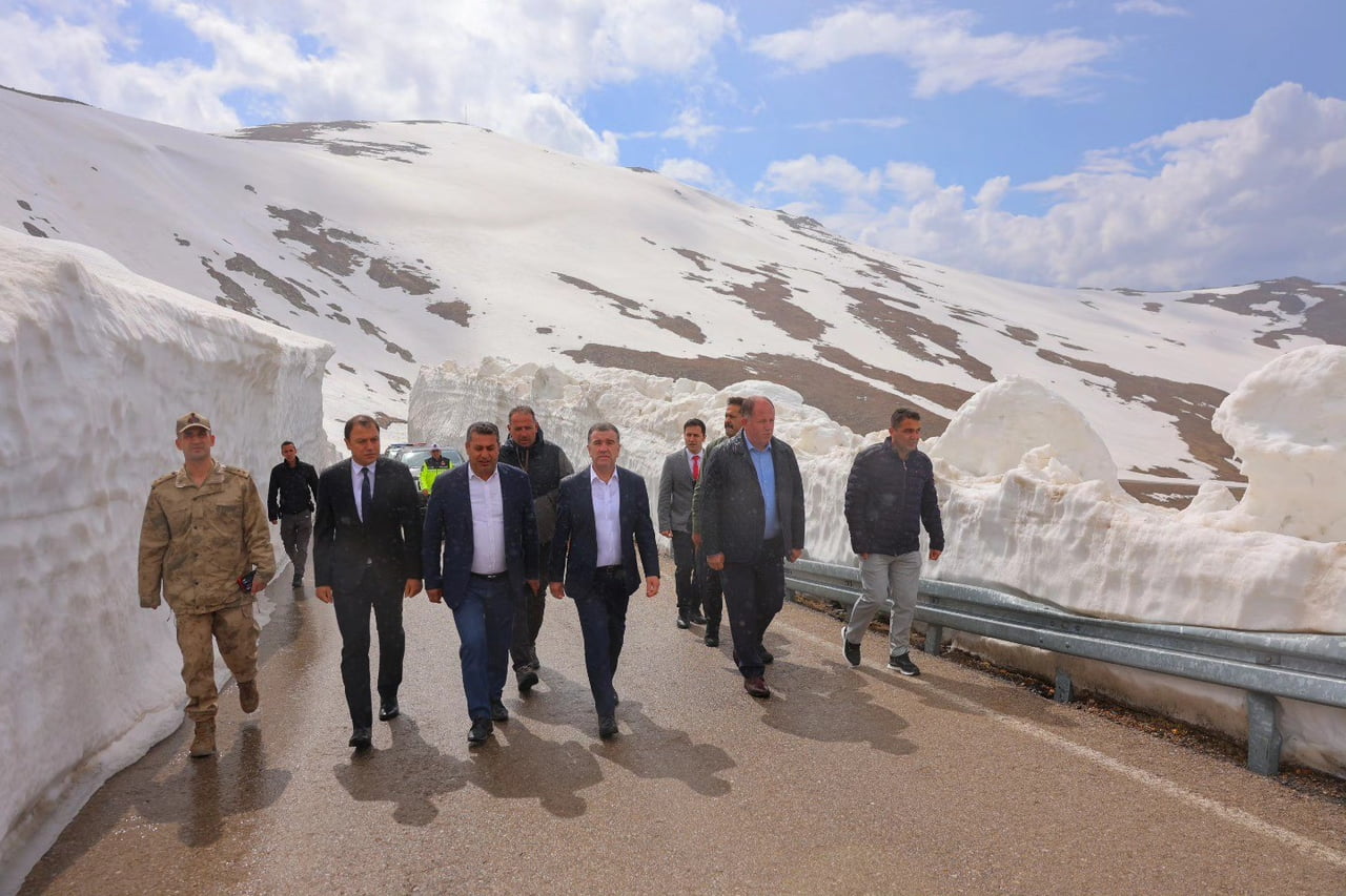 BAYBURT’UN YAYLA YOLLARINDA KARLA MÜCADELE DEVAM EDİYOR