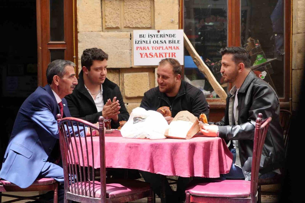 BAYBURTLU ESNAFTAN YENİ KURAL: ÖNCE SİYASET KONUŞULMASINI, ŞİMDİ DE PARA TOPLANMASINI...