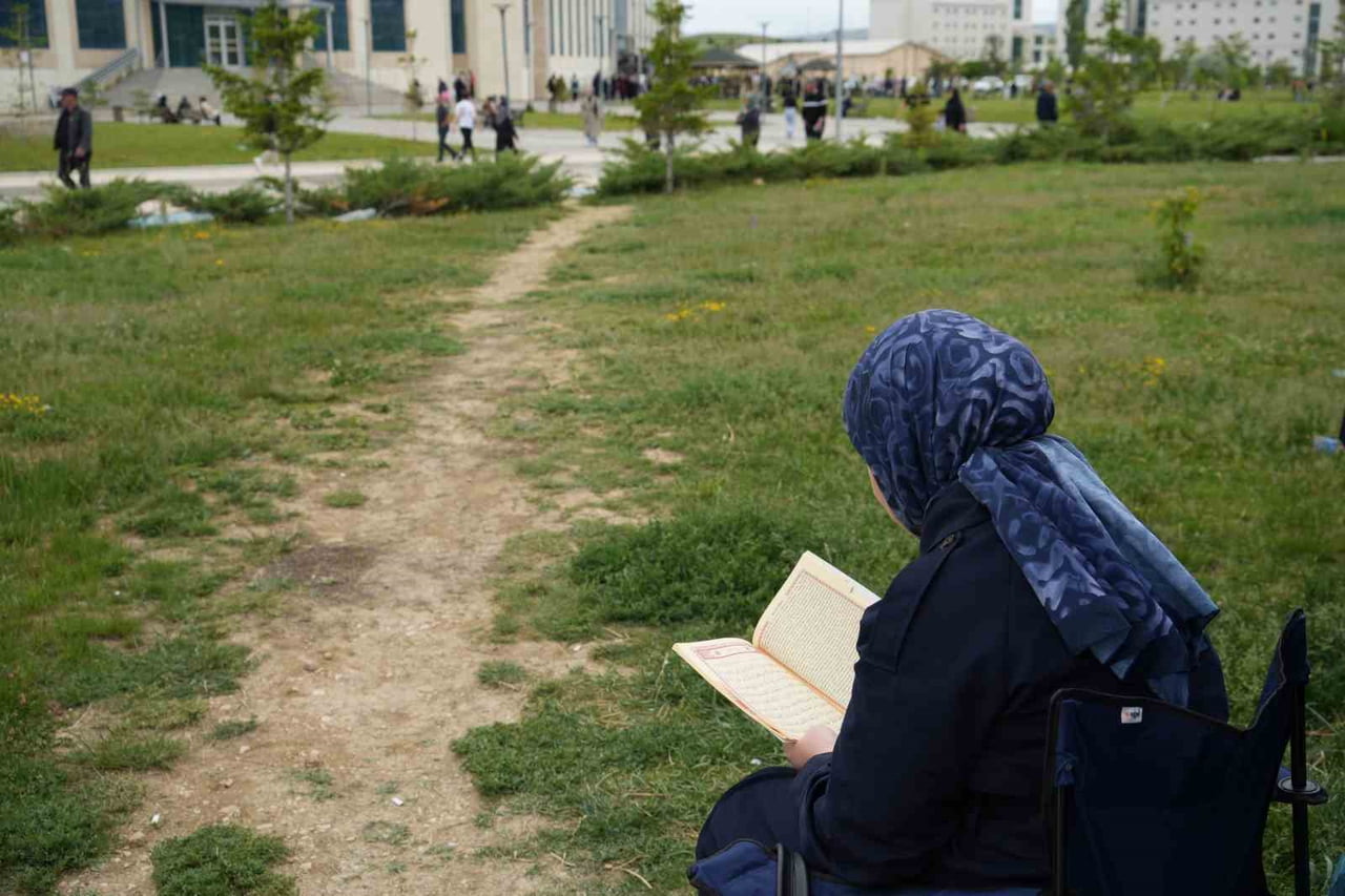 BAYBURTLU GENÇ AYT’YE YİNE OKUNMUŞ SUYLA GELDİ: "KERAMETİ SADECE SUYA BAĞLAMAMAK LAZIM"