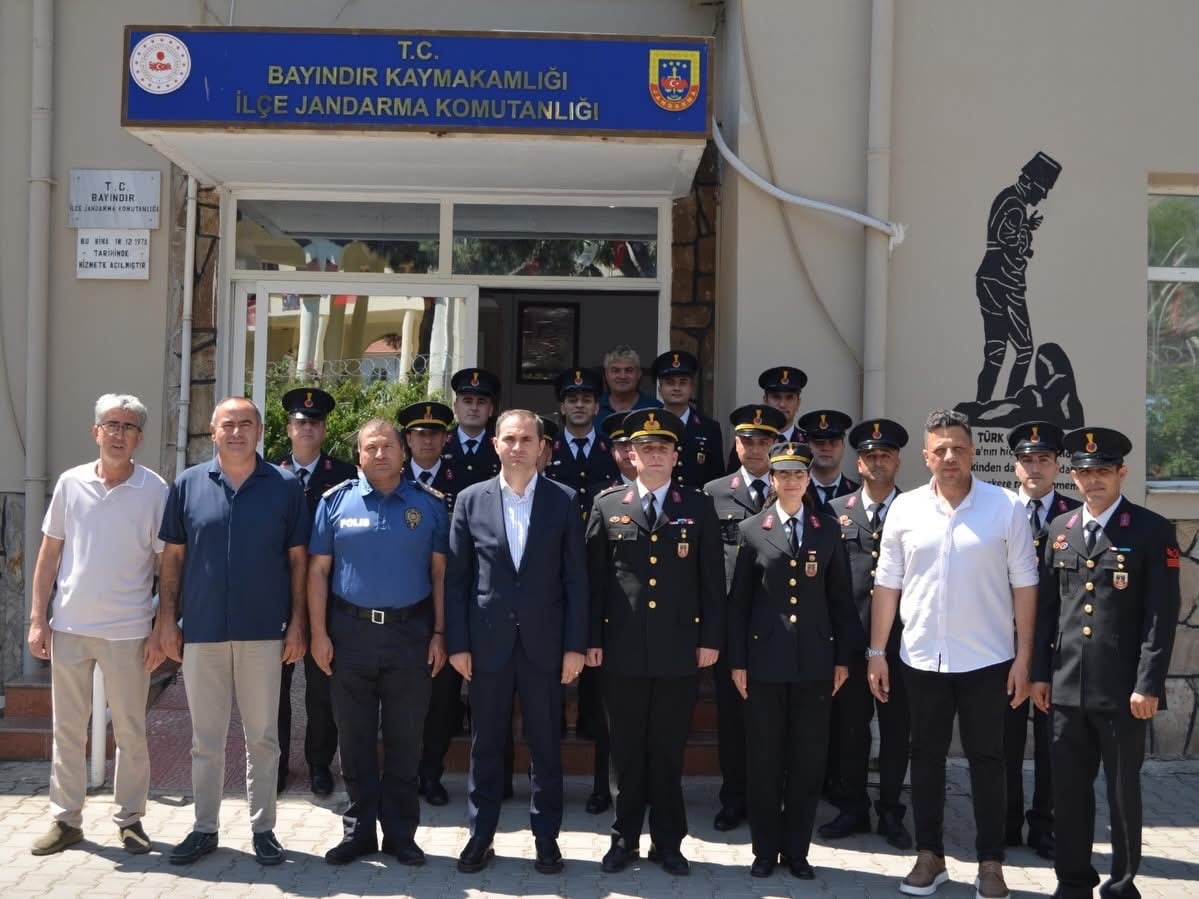 BAYINDIR KAYMAKAMI METE’DEN JANDARMA’YA KURULUŞ YIL DÖNÜMÜ ZİYARETİ