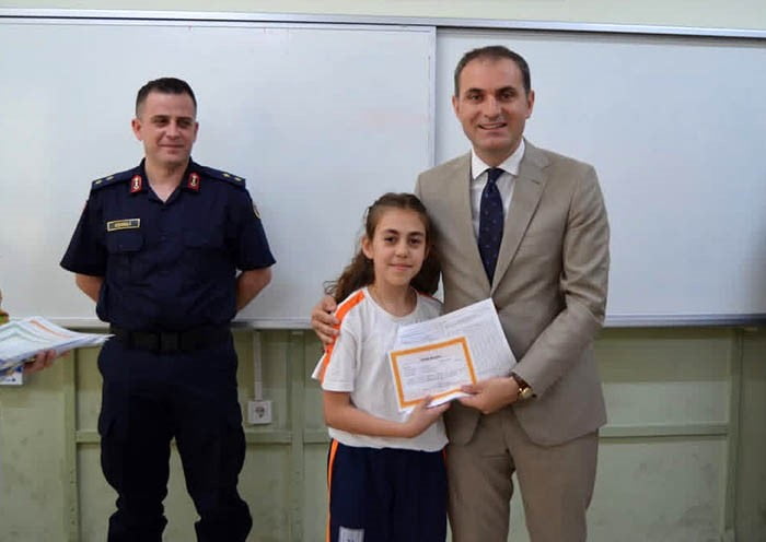 BAYINDIR KAYMAKAMI MURAT METE, ÖĞRENCİLERE KARNE VERDİ