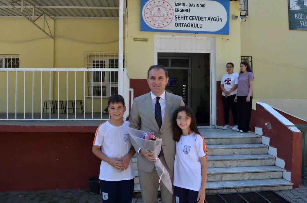 BAYINDIR KAYMAKAMI MURAT METE, ÖĞRENCİLERE KARNE VERDİ