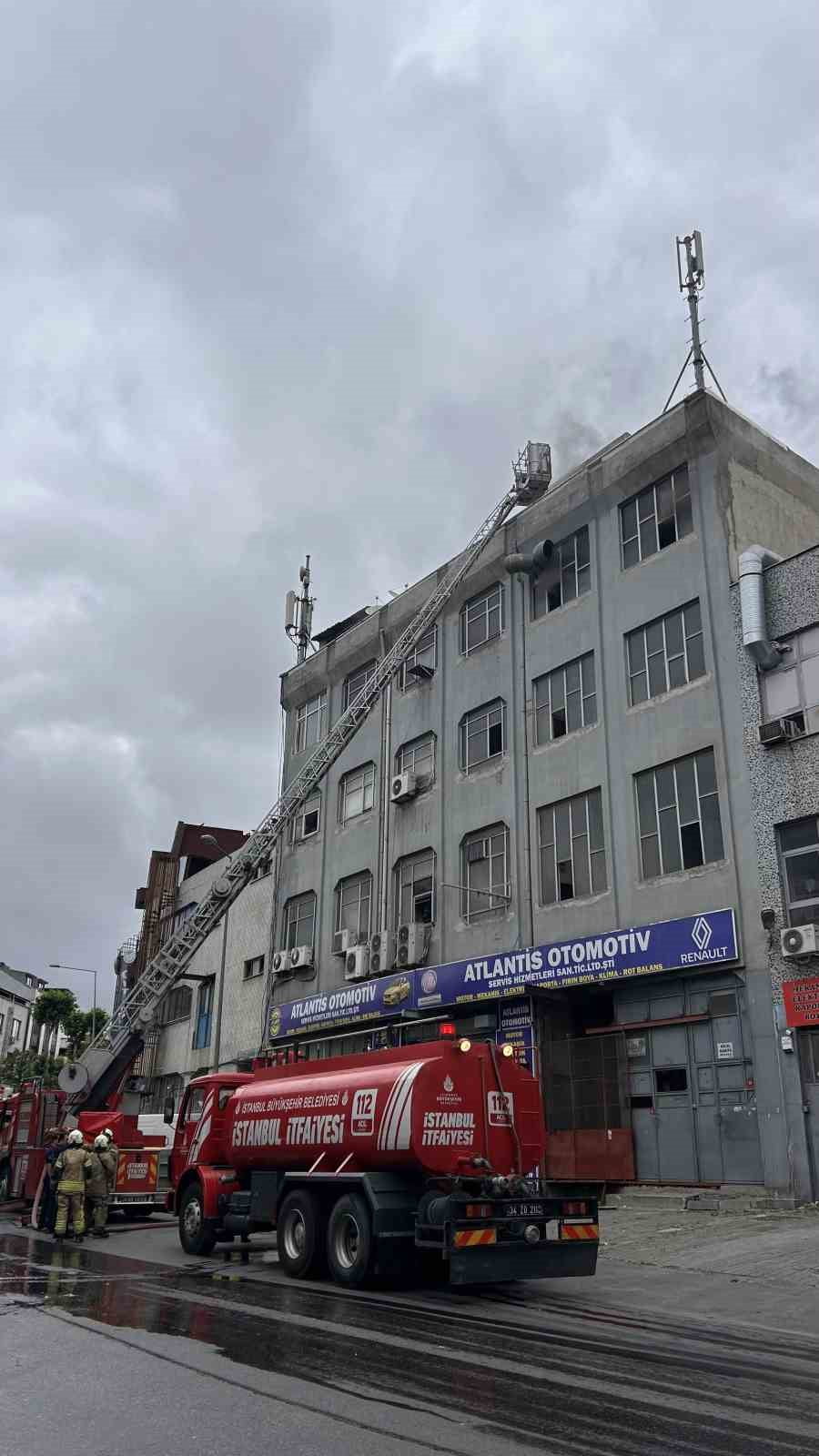 BAYRAMPAŞA'DA BİR İŞ HANINDA PLASTİK EŞYA ÜRETİMİ YAPILAN ATÖLYEDE ÇIKAN YANGIN, İTFAİYE...
