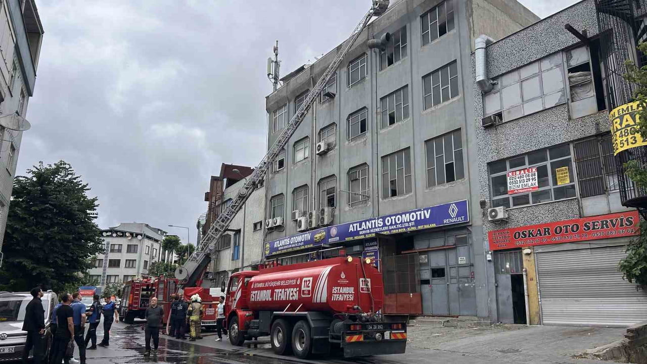 BAYRAMPAŞA'DA BİR İŞ HANINDA PLASTİK EŞYA ÜRETİMİ YAPILAN ATÖLYEDE ÇIKAN YANGIN, İTFAİYE...