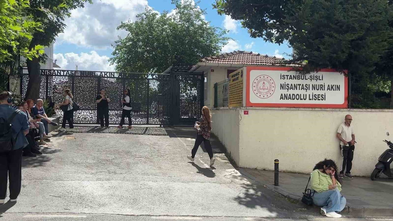 BAZI ADAYLAR SINAVA KOŞARAK GİRDİ