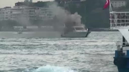 Bebek Sahili'nde bir tekne alevlere teslim oldu