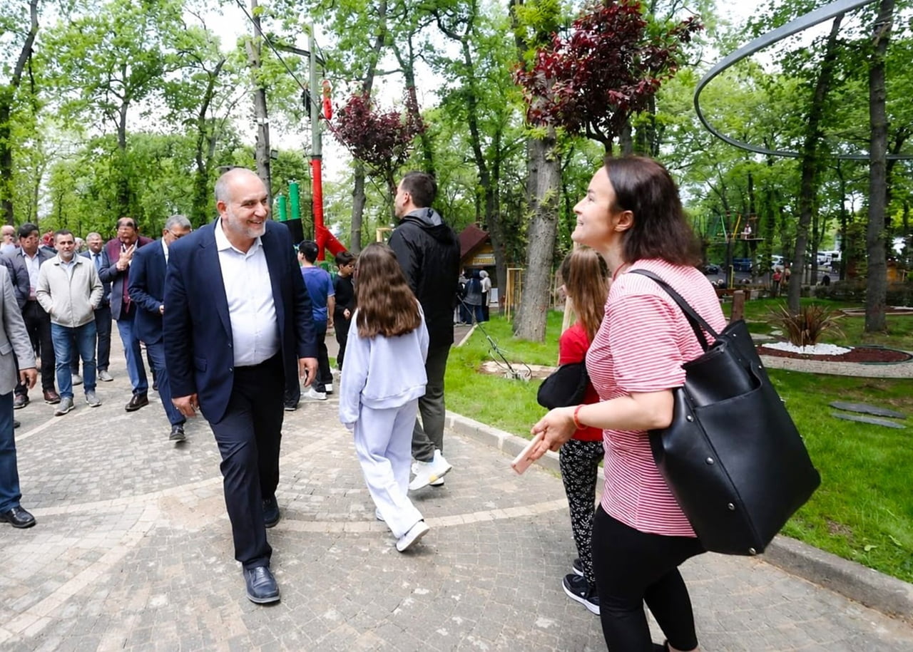 BELEDİYE BAŞKANI İBRAHİM SANDIKÇI (SOLDA) VE PARKI ZİYARET EDENLER