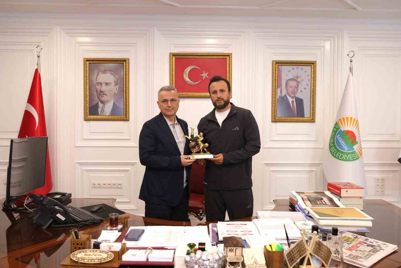 BELEDİYE BAŞKANI İHSAN KURNAZ (SOLDA)