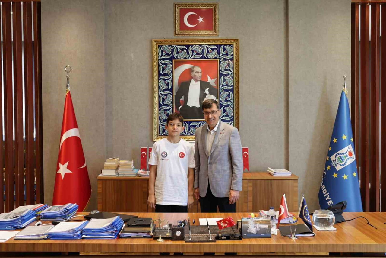 BELEDİYE BAŞKANI KAHVECİ, MİLLİ YÜZÜCÜ ÖMER CENGİZ’İ AĞIRLADI