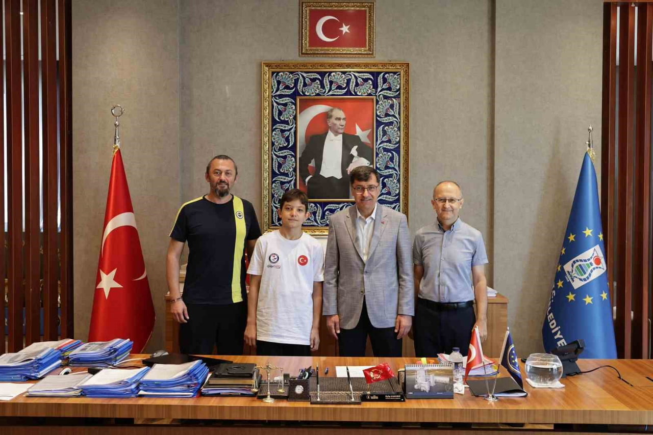 BELEDİYE BAŞKANI KAHVECİ, MİLLİ YÜZÜCÜ ÖMER CENGİZ’İ AĞIRLADI