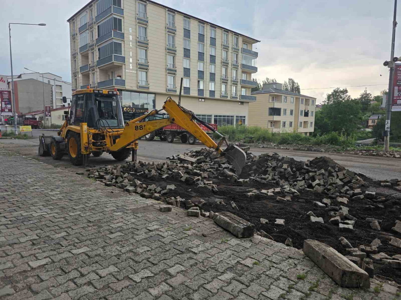 BELEDİYE EKİPLERİ KALDIRIM ÇALIŞMALARINI SÜRDÜRÜYOR. (OLGUN YILDIZ/ARDAHAN-İHA)