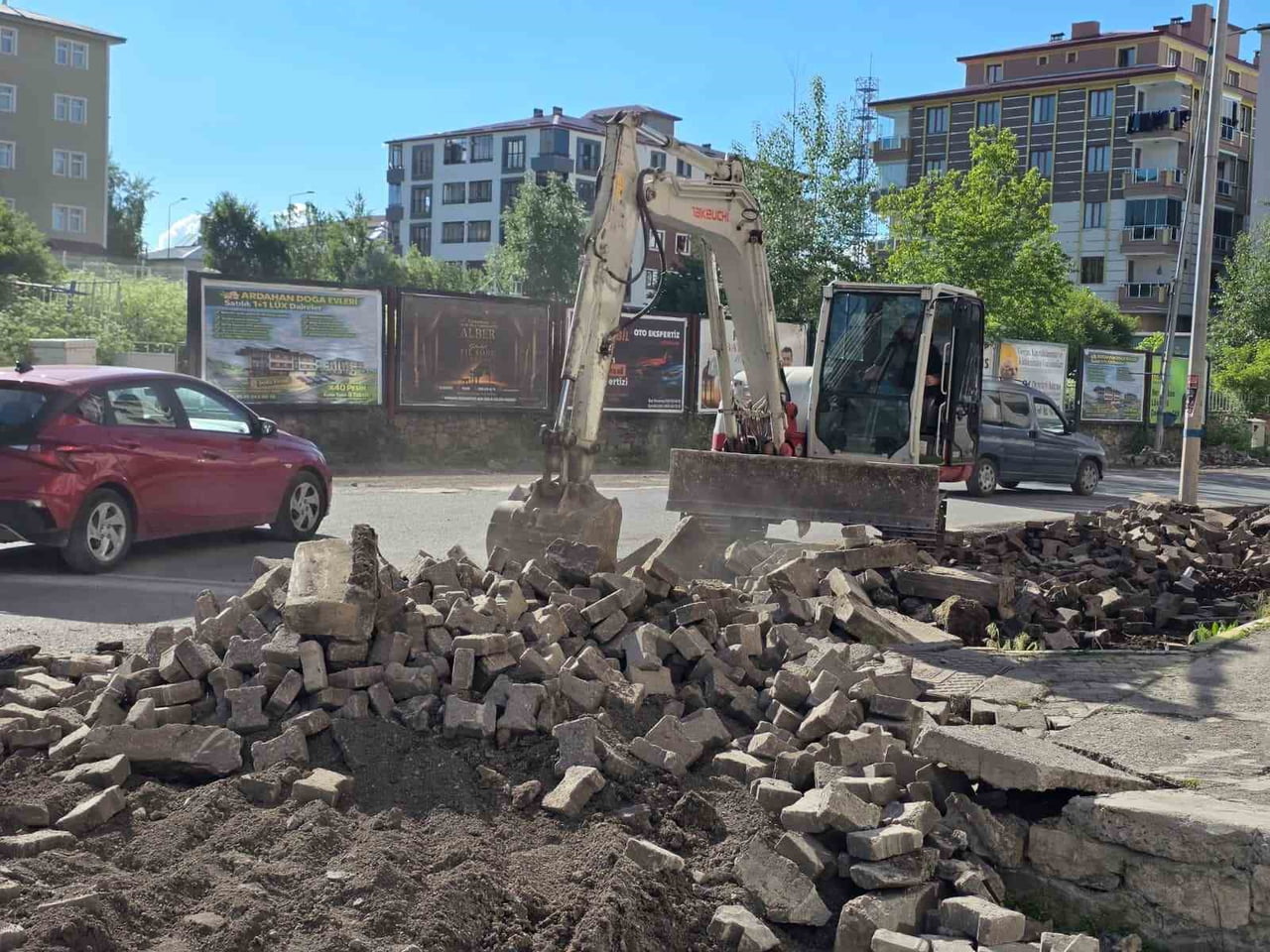 BELEDİYE EKİPLERİ KALDIRIM ÇALIŞMALARINI SÜRDÜRÜYOR. (OLGUN YILDIZ/ARDAHAN-İHA)