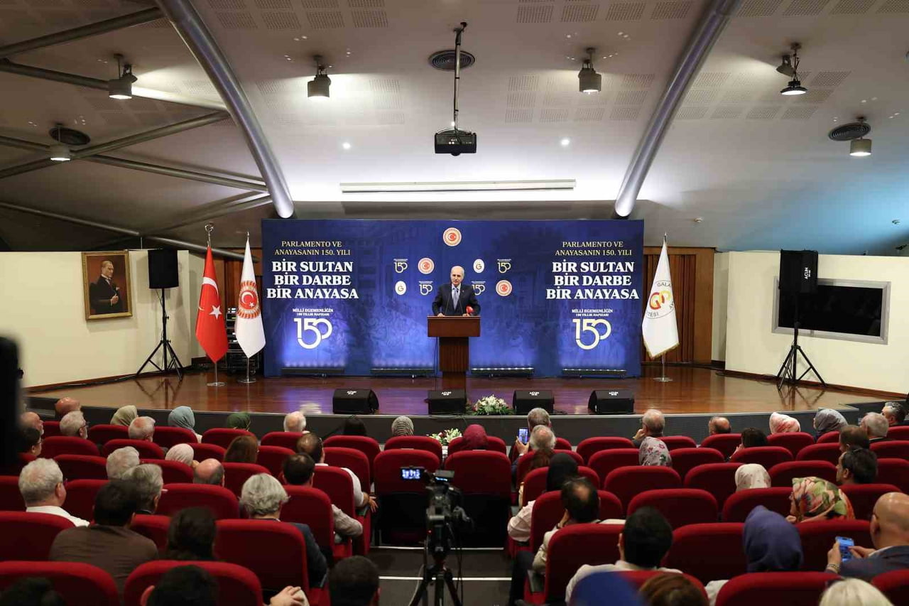 BEŞİKTAŞ'TAKİ GALATASARAY ÜNİVERSİTESİ'NDE, "BİR SULTAN, BİR DARBE, BİR ANAYASA" KONULU SULTAN...