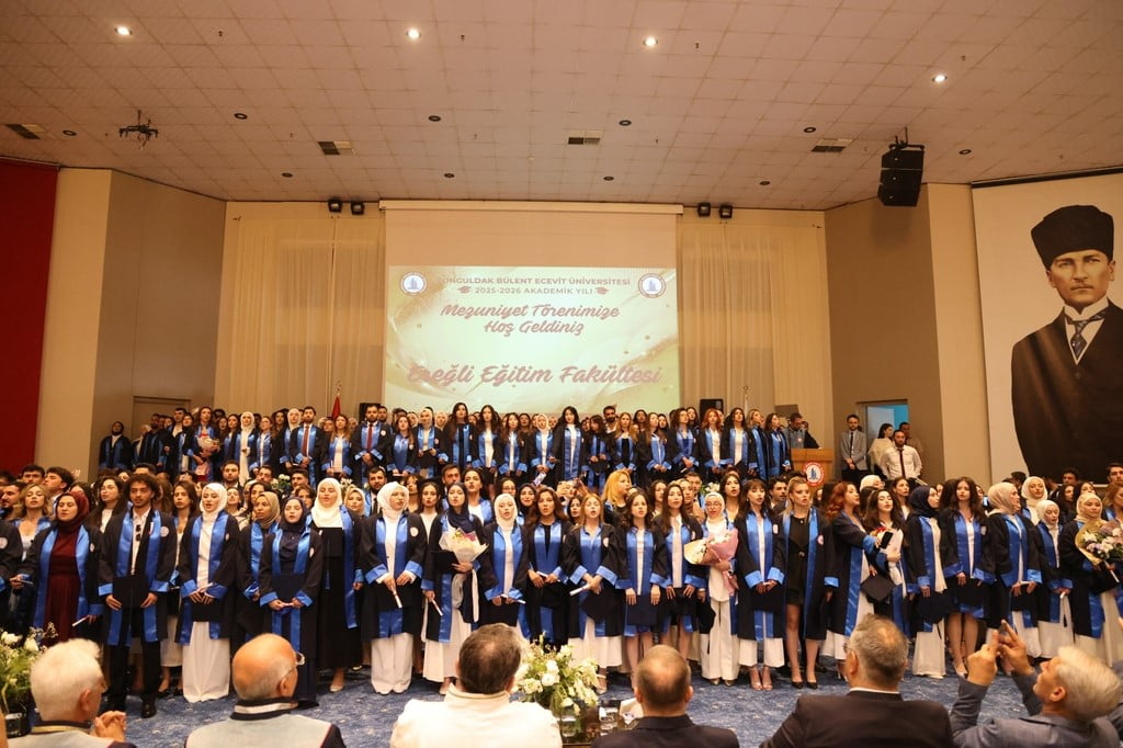 BEUN’DA ÖĞRENCİLİKTEN ÖĞRETMENLİĞE UZANAN YOLCULUK MEZUNİYET TÖRENİ İLE TAÇLANDI