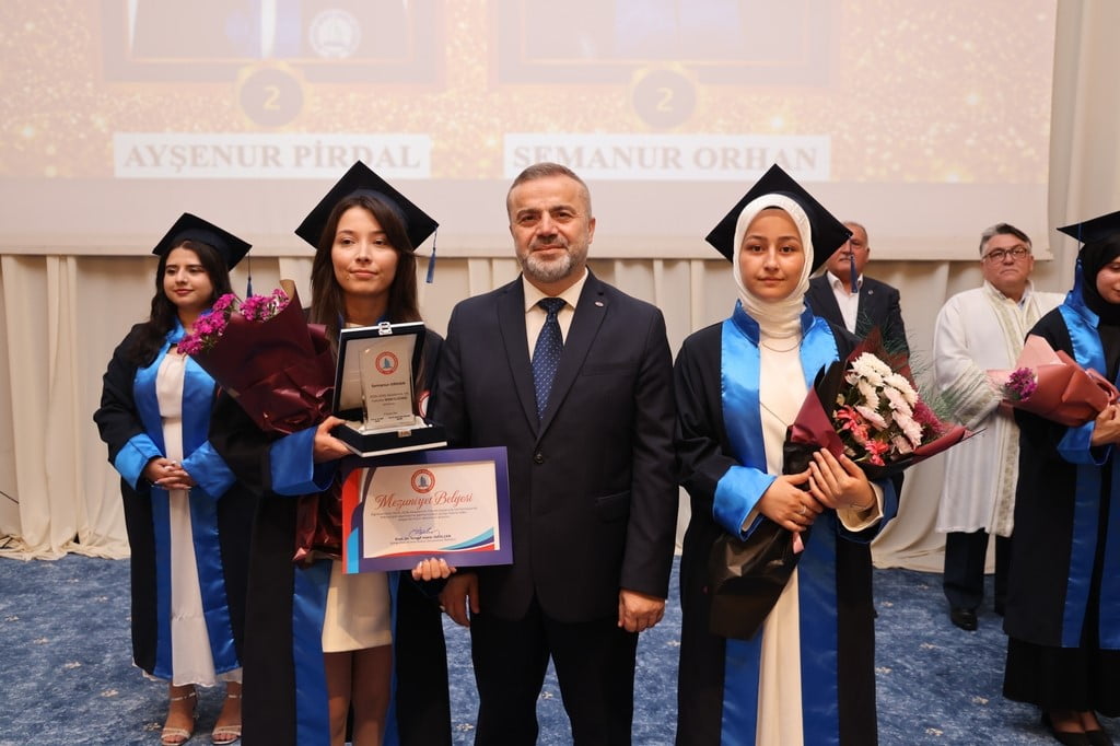 BEUN’DA ÖĞRENCİLİKTEN ÖĞRETMENLİĞE UZANAN YOLCULUK MEZUNİYET TÖRENİ İLE TAÇLANDI