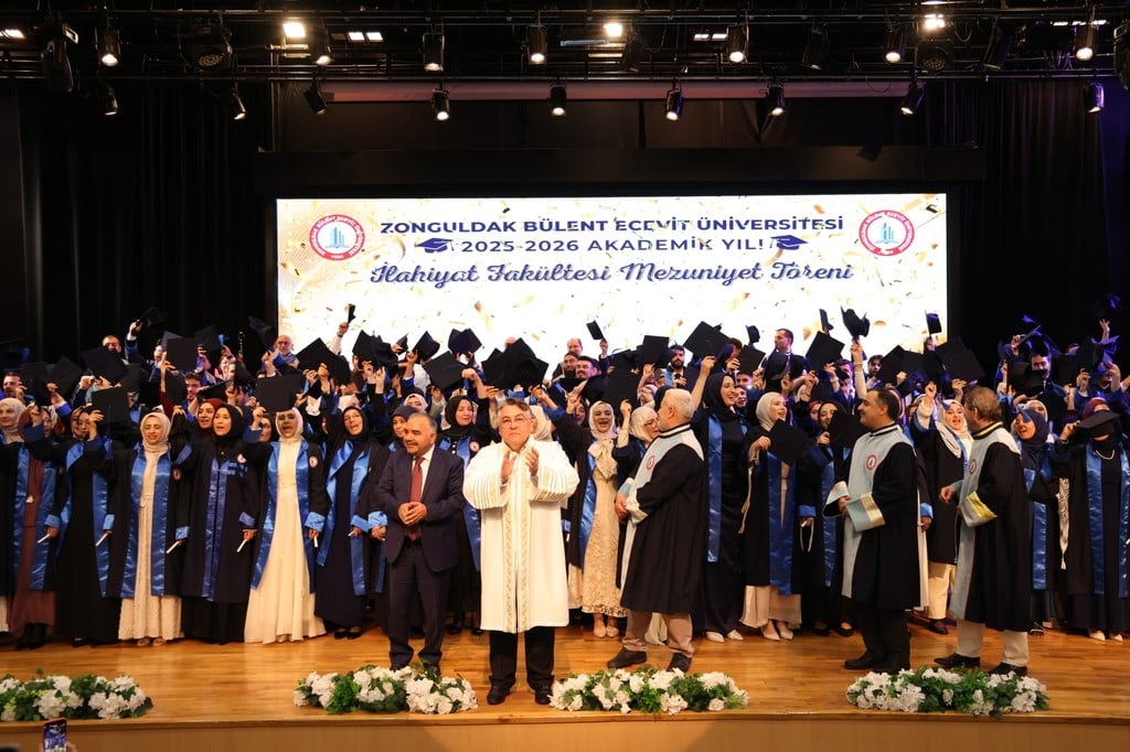 BEUN İLAHİYAT FAKÜLTESİ YENİ MEZUNLARINI GELECEĞE UĞURLADI