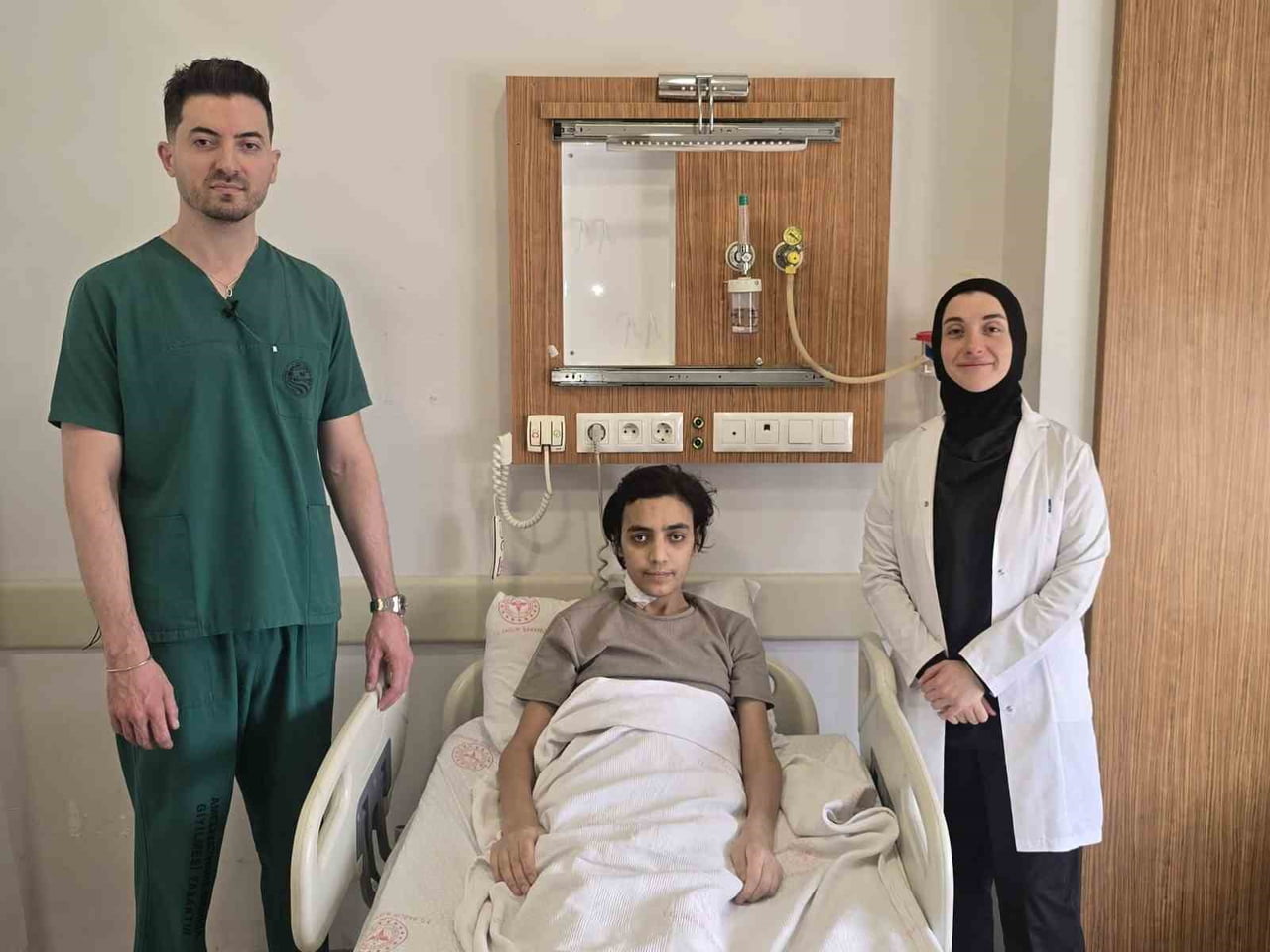 BEYİN VE SİNİR CERRAHİSİ UZMANLARI OP. DR. OĞUZ AKÇAKÜLÜ, HASTA VE OP. DR. ECEM CEMRE...
