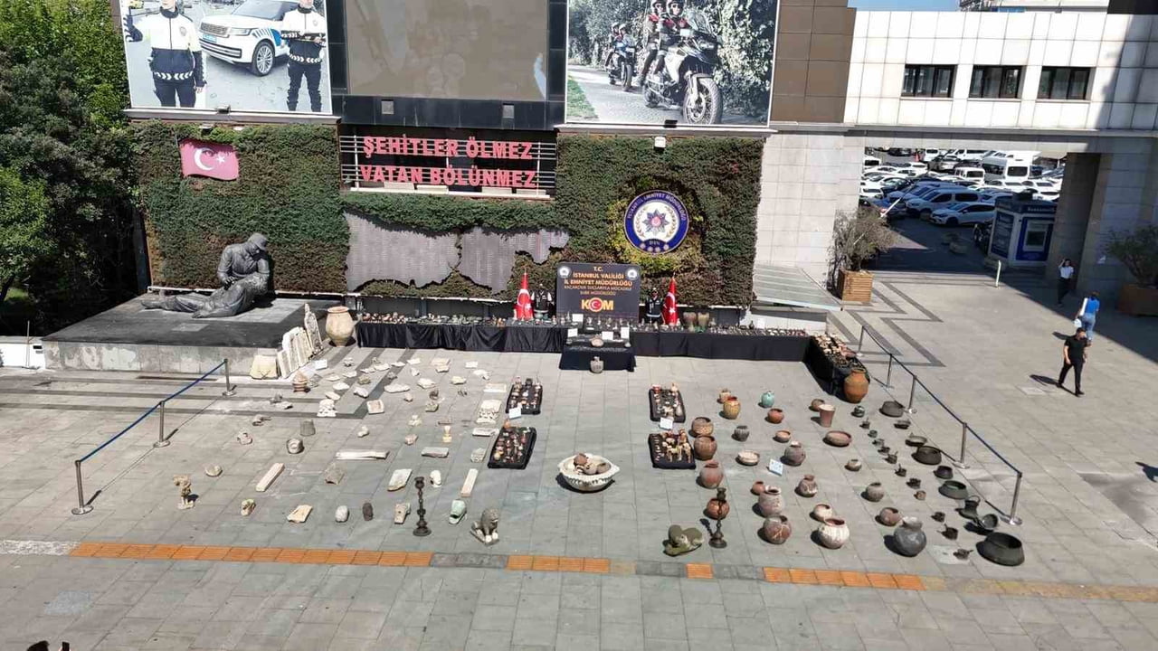 BEYKOZ’DA DÜZENLENEN OPERASYONDA ELE GEÇİRİLEN BİNLERCE TARİHİ ESER, İSTANBUL EMNİYET...