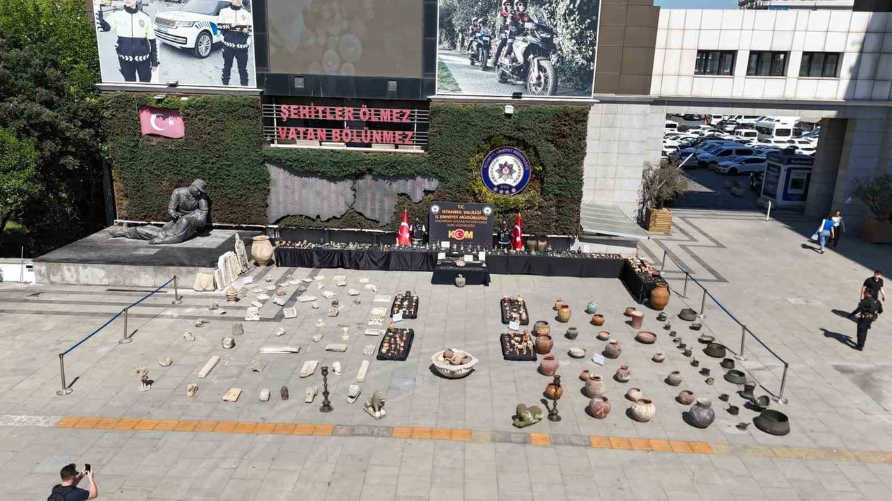 BEYKOZ’DA DÜZENLENEN OPERASYONDA ELE GEÇİRİLEN BİNLERCE TARİHİ ESER, İSTANBUL EMNİYET...