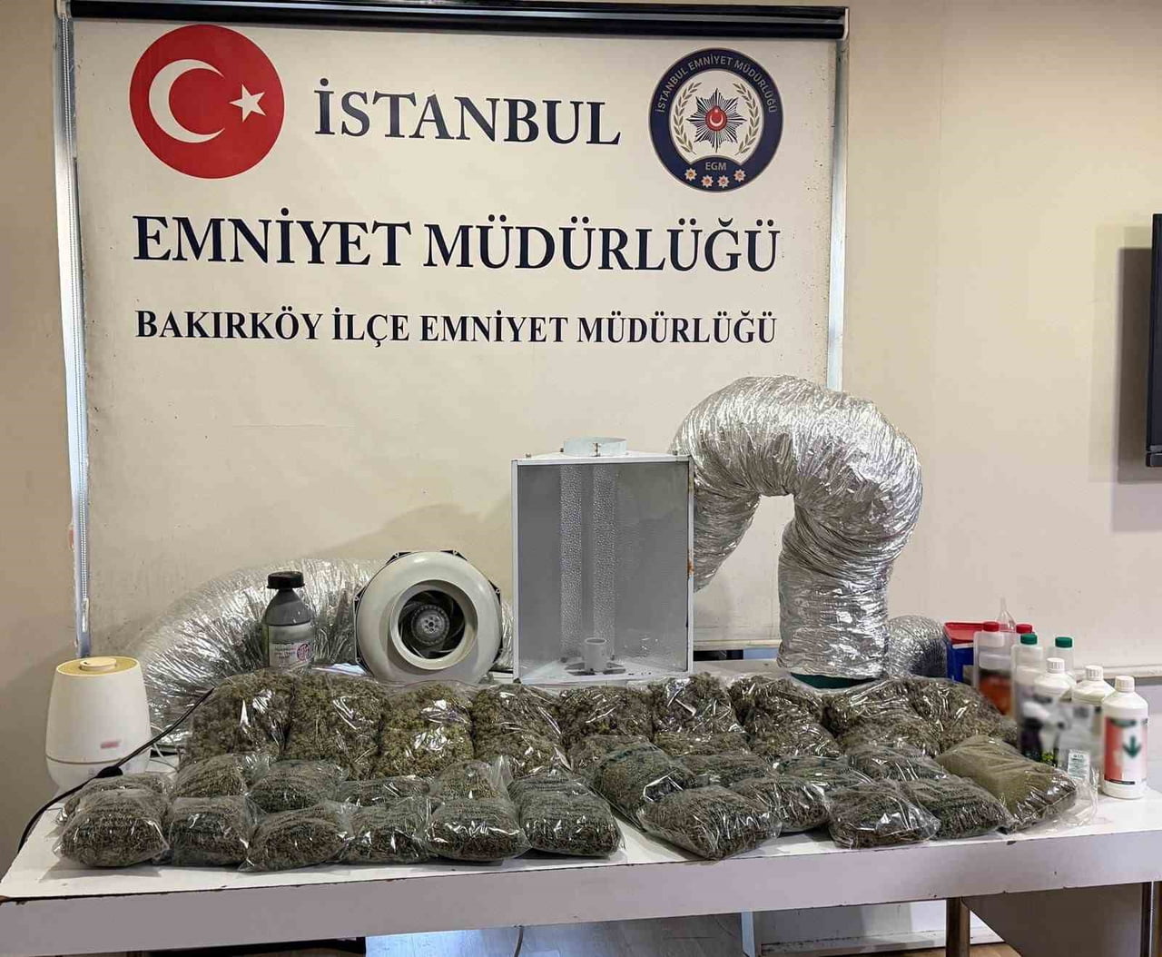 BEYLİKDÜZÜ'NDE BİR ADRESE DÜZENLENEN UYUŞTURUCU BASKININDA 4 KİLO MARİHUANA ELE...