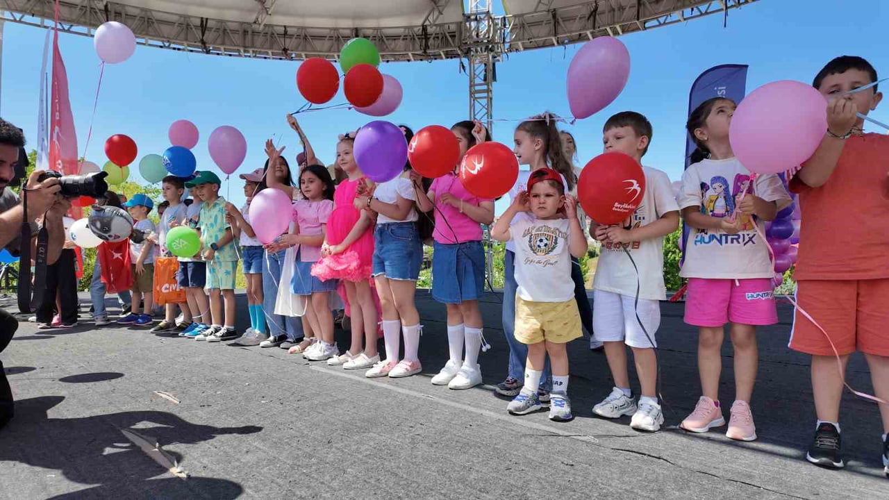 BEYLİKDÜZÜ'NDE KANSERİ YENEN 9 YAŞINDAKİ ALMİRA İÇİN BİNLERCE BALON GÖKYÜZÜNE...