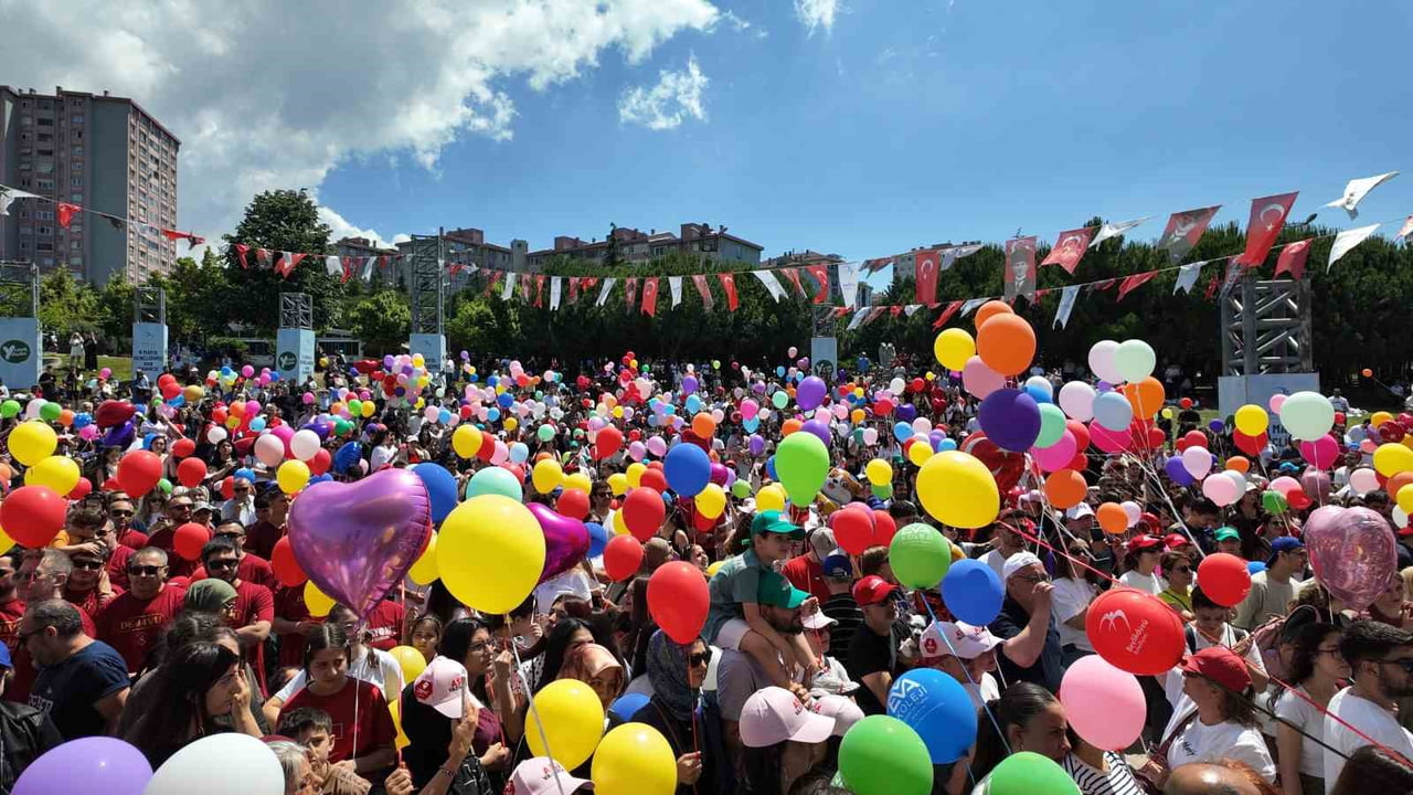 BEYLİKDÜZÜ'NDE KANSERİ YENEN 9 YAŞINDAKİ ALMİRA İÇİN BİNLERCE BALON GÖKYÜZÜNE...