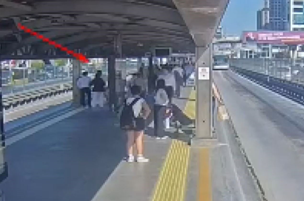 BEYLİKDÜZÜ'NDE METROBÜSTE YAŞANAN YAN BAKMA TARTIŞMASINDA BİR KİŞİ BIÇAKLANARAK HAYATINI...