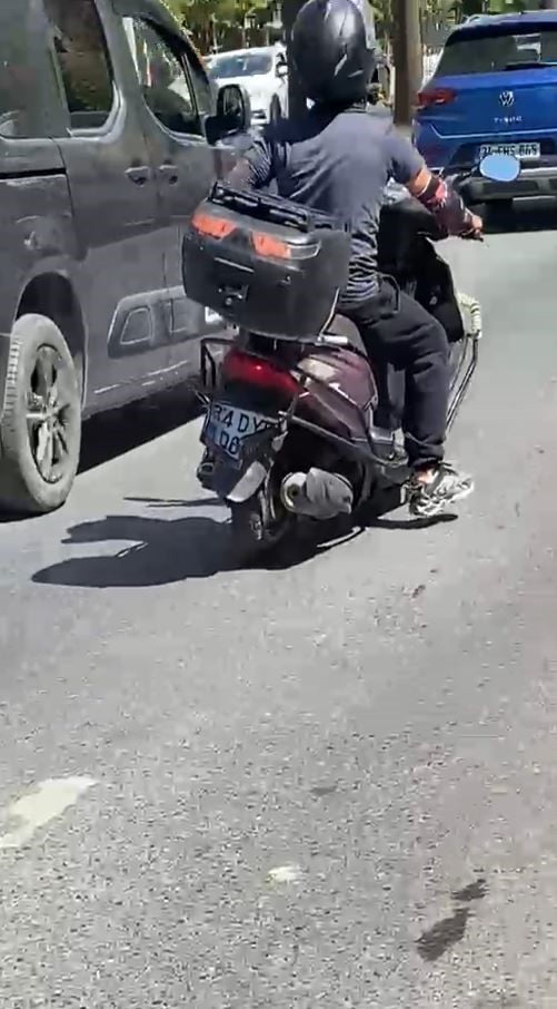 BEYLİKDÜZÜ'NDE TRAFİKTE BİR SÜRÜCÜYÜ RAHATSIZ EDEREK, YAKALANMAMAK İÇİN PLAKASINI EĞEN...