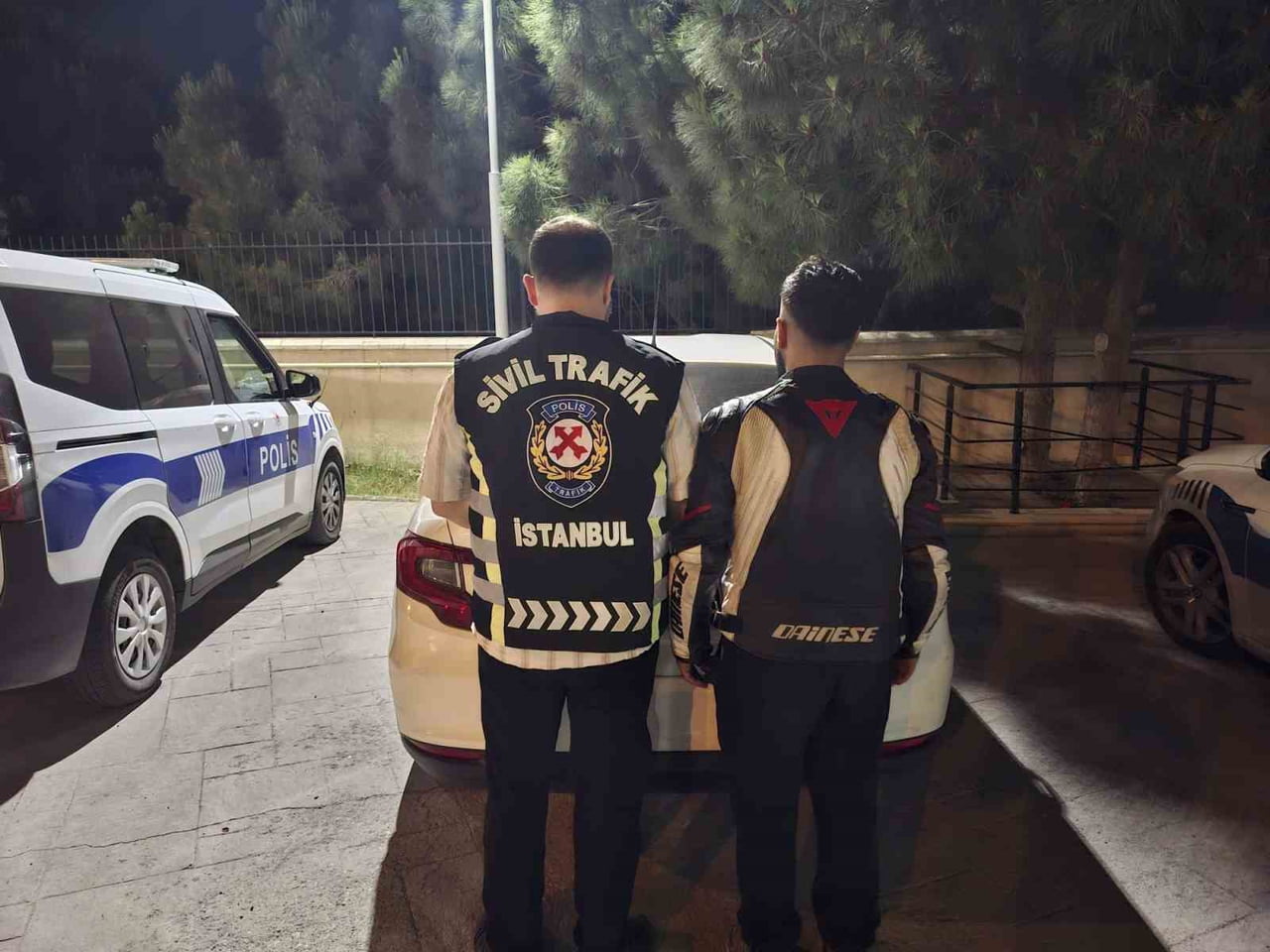BEYLİKDÜZÜ'NDE TRAFİKTE BİR SÜRÜCÜYÜ RAHATSIZ EDEREK, YAKALANMAMAK İÇİN PLAKASINI EĞEN...