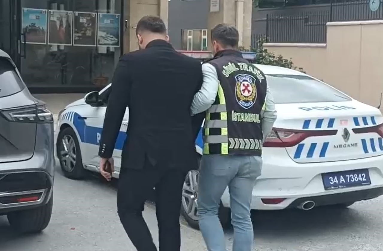 BEYLİKDÜZÜ’NDE TRAFİKTE MOTOSİKLETLİYE SALDIRAN ARAÇ SÜRÜCÜNE 180 BİN TL PARA CEZASI KESİLDİ....