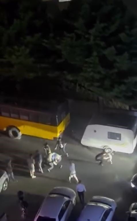 BEYLİKDÜZÜ’NDE YOL KAVGASINDA BİR ADAM ÇOCUĞUNUN YANINDA DÖVÜLÜP BIÇAKLANDI. SALDIRGANLAR KAÇARKEN...