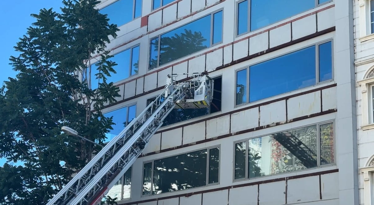 BEYOĞLU'NDA 6 KATLI BİNADA ÇIKAN YANGIN İTFAİYE EKİPLERİNCE SÖNDÜRÜLDÜ.