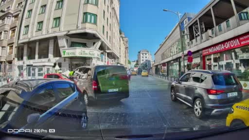 Beyoğlu'nda yol verme tartışması kamerada: "Boksörüm bak vallahi çeneni kırarım" sözleriyle tehdit...