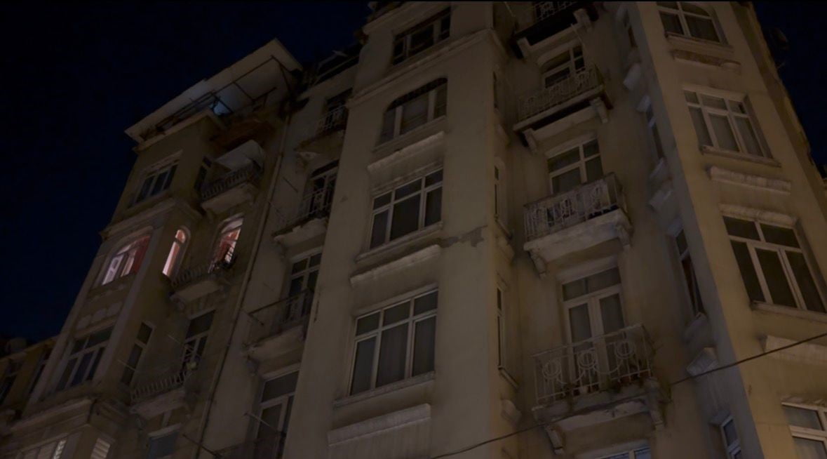 BEYOĞLU’NDA BİNADA ÇÖKME MEYDANA GELDİ: BİNA SAKİNLERİ TAHLİYE EDİLDİ