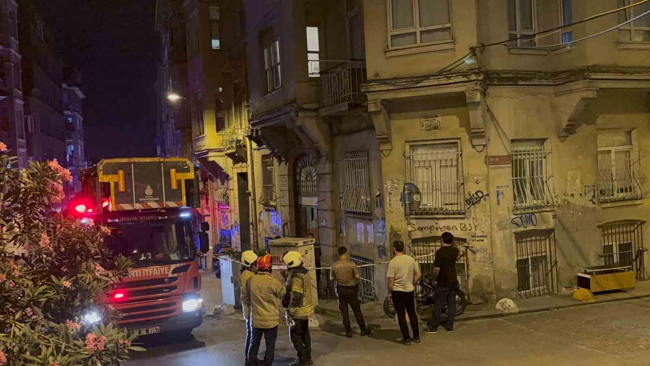BEYOĞLU’NDA BİNADA ÇÖKME MEYDANA GELDİ: BİNA SAKİNLERİ TAHLİYE EDİLDİ