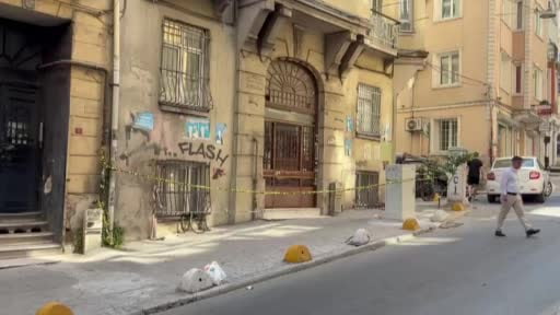 Beyoğlu’nda kısmen çöken binada yetkililer tarafından inceleme yapıldı
